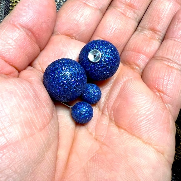 Double side glittery earrings in blue - Picture 4 of 7